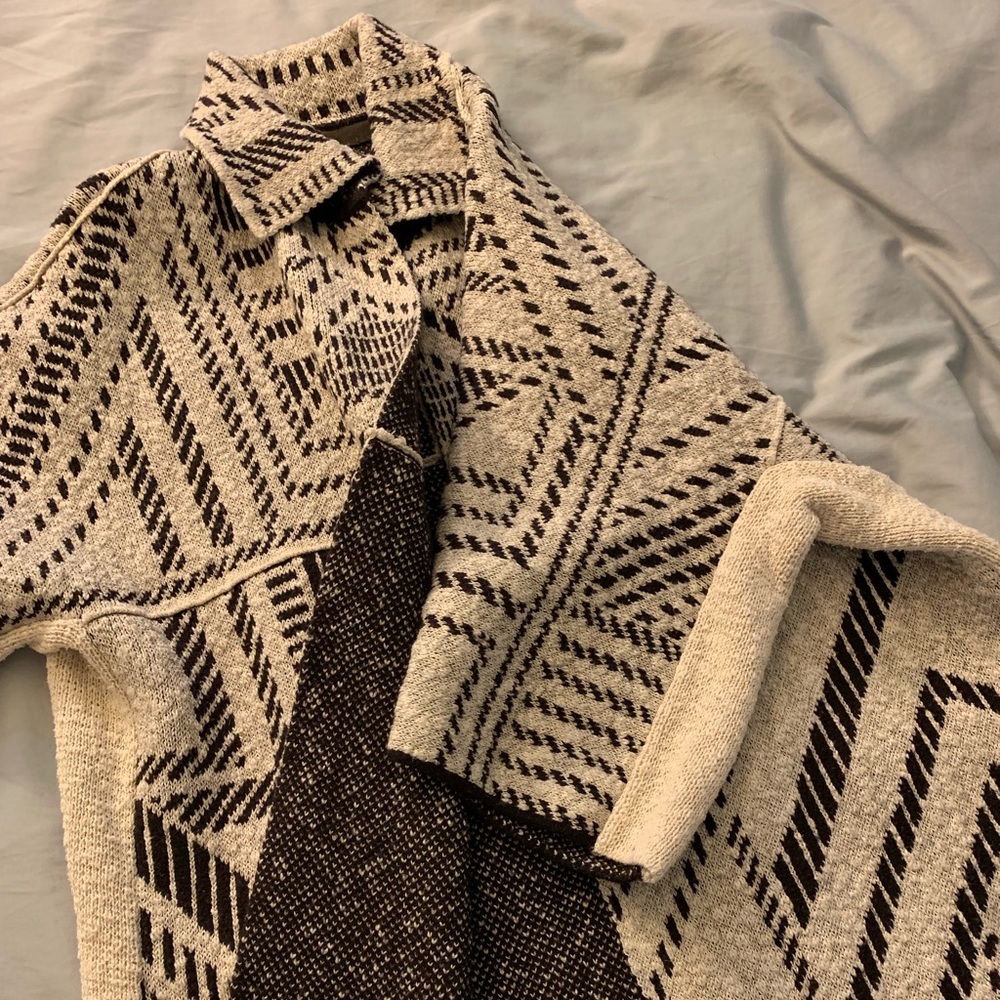 Light wool long cardigan.